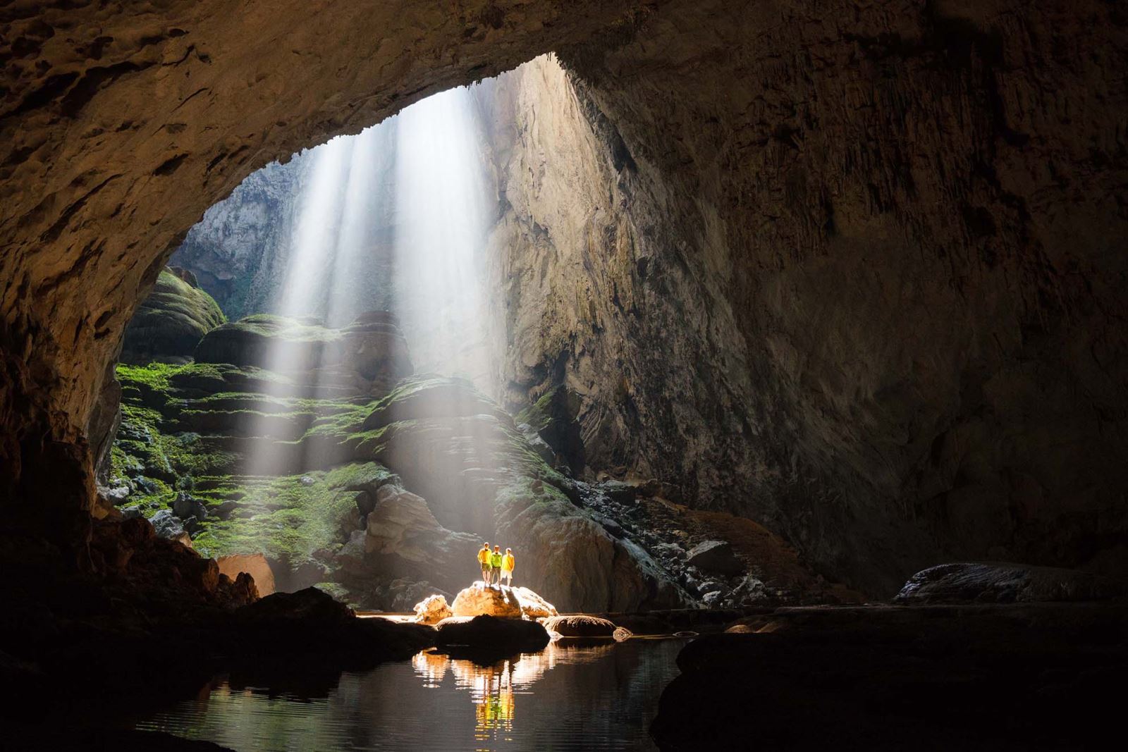 Hang Sơn Đoòng, nằm sâu trong lòng vùng quần thể cảnh quan phong phú của Quảng Bình, Việt Nam, không chỉ là một hang động lớn nhất thế giới mà còn là điểm đến cắm trại lý tưởng nhất. Điều gì đã làm cho Hang Sơn Đoòng trở thành nơi lựa chọn hoàn hảo cho những ai muốn trải nghiệm sự hòa mình vào thiên nhiên hùng vĩ và kỳ diệu?